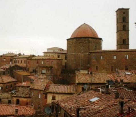 A ruba candelabri, calici e offerte e in chiesa arrivano le telecamere 