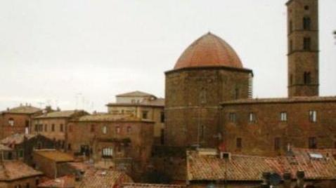 A ruba candelabri, calici e offerte e in chiesa arrivano le telecamere