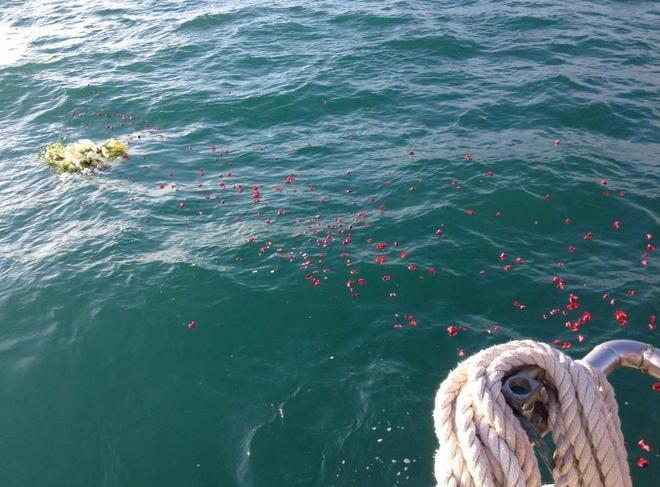 Ultimo saluto in mare per il carnevalaro tedesco 