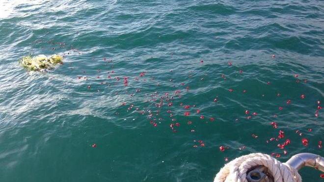 Ultimo saluto in mare per il carnevalaro tedesco