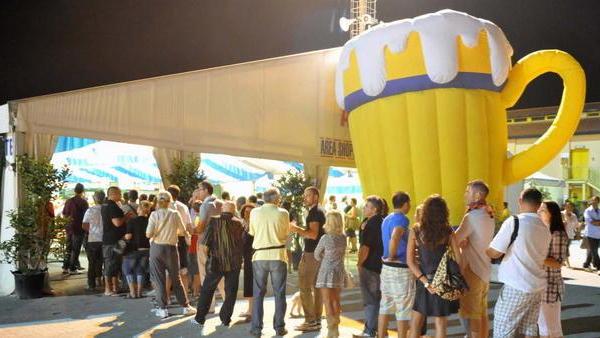Birra, wurstel e crauti alla festa bavarese