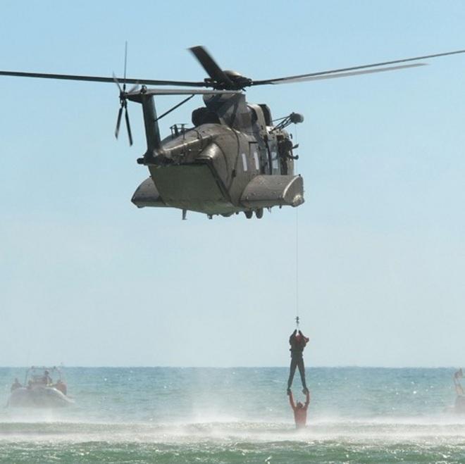L’esercitazione in mare dà spettacolo Ma con gli elicotteri volano pure ombrelloni 