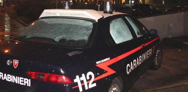 Per sfuggire alla cattura cerca d’investire i militari 