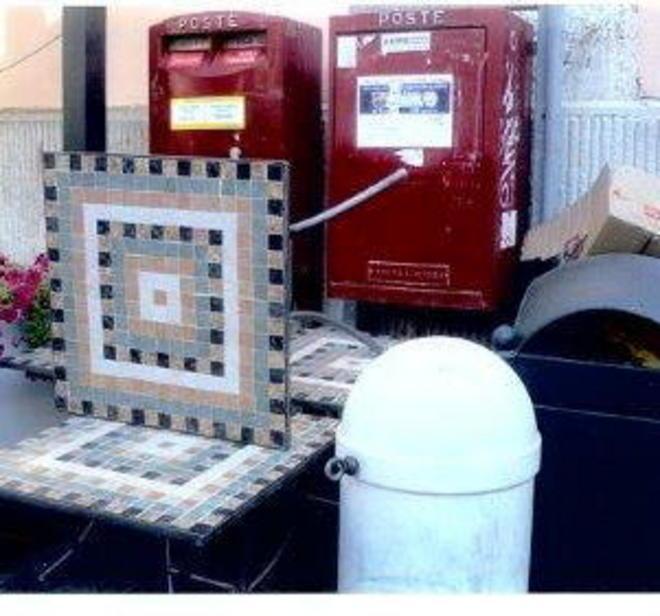 Tavolinetti vicino alle cassette impossibile raccogliere la posta