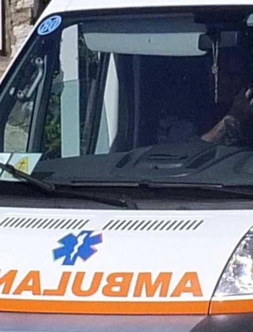 Paura per una ragazzina caduta in piscina 