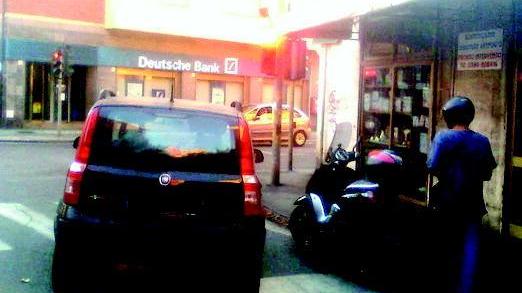 Lascia l’auto parcheggiata al semaforo