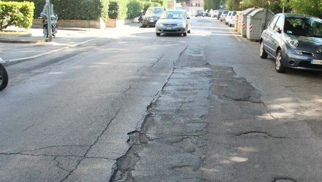 Via Goito, dossi e voragini «Presto faremo i lavori» 