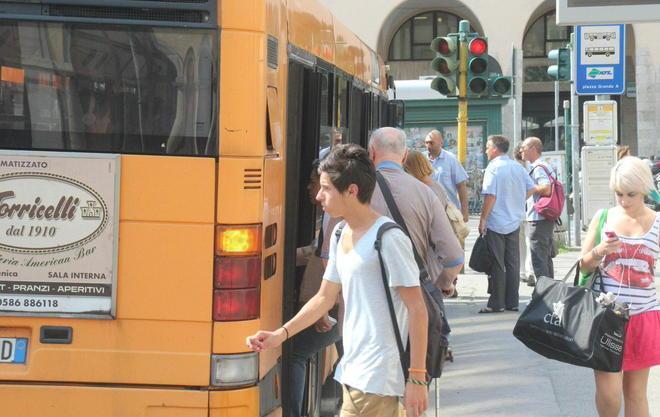 Riaprono le scuole, i bus scioperano 