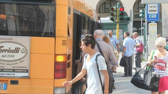 Riaprono le scuole, i bus scioperano