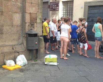 Rifiuti esposti fuori orario sette multe all’Anfiteatro 