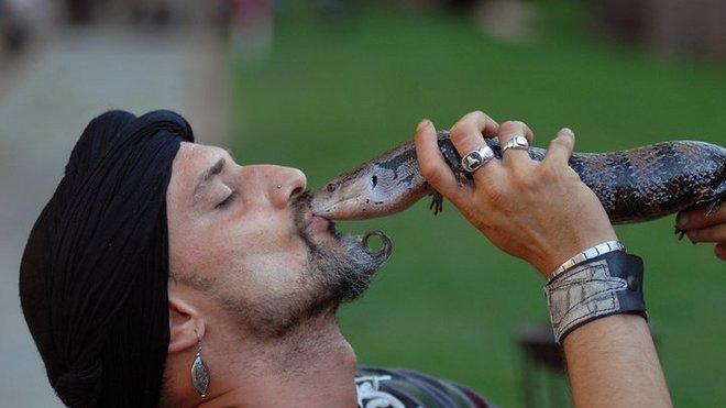 Alla festa medievale sul Mercatale è atteso l’incantatore dei serpenti