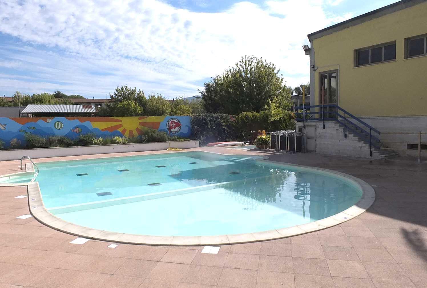 Bambina morta in piscina, c’è un video: oltre un minuto sott’acqua 