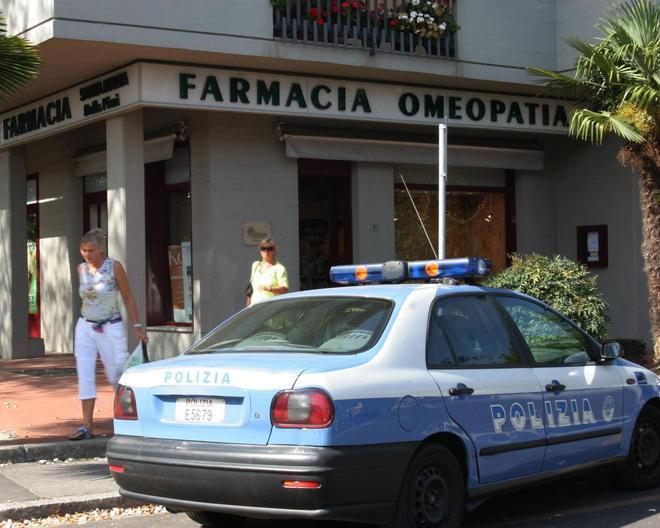 Ruba due portafogli in farmacia, riconosciuta dalle telecamere 