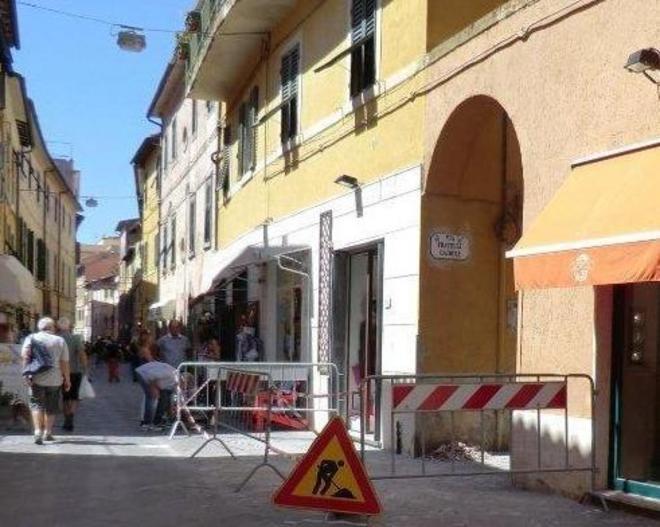 Cade cornicione, ferite quattro persone 