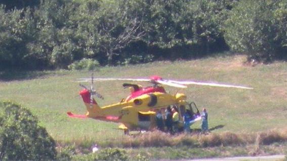 Il solaio non regge al peso, madre e figlio precipitano