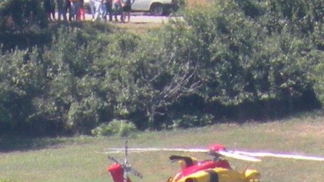 Il pavimento non regge, madre e figlio precipitano per 3 metri