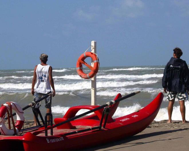 Stop alla sorveglianza da parte dei bagnini sulla spiaggia libera 
