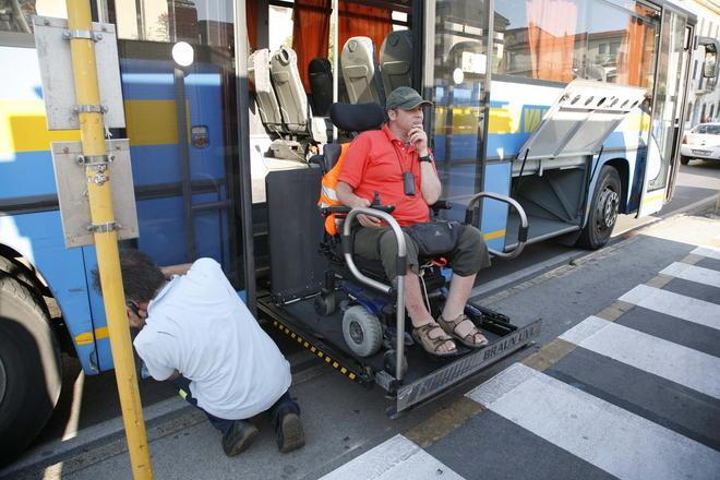 Disabile resta bloccato per un’ora mentre scende dal bus 