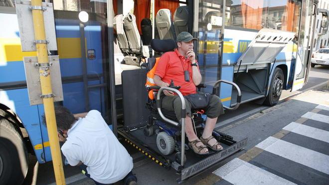 Disabile resta bloccato per un’ora mentre scende dal bus