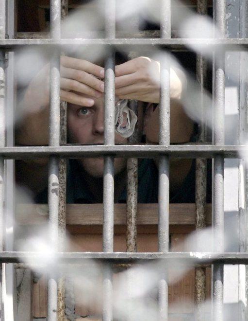 I carcerati imbiancano le scuole elementari 