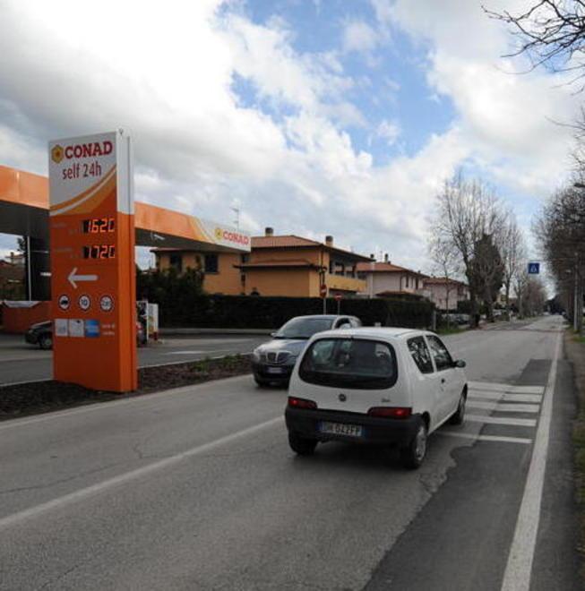 Auto contro un camion sull’Aurelia