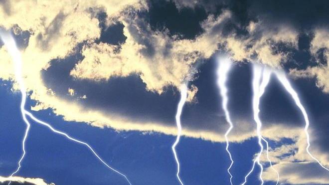 Tempeste di fulmini, danni e paura in Valle
