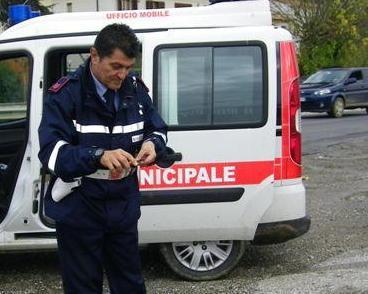 Cade dalla bici e sbatte la testa: lucchese muore a 70 anni 