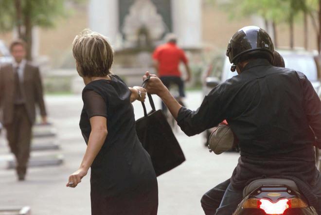 La nonna compra il gelato e viene scippata 