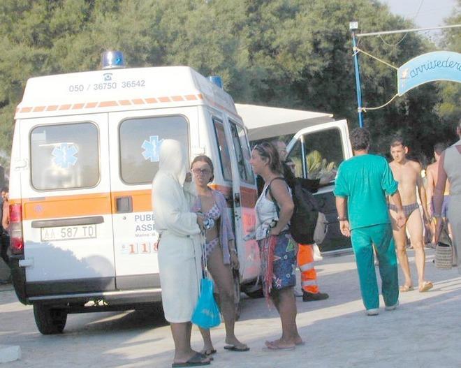 Infarto mentre gioca nel gabbione: salvato davanti al figlio 