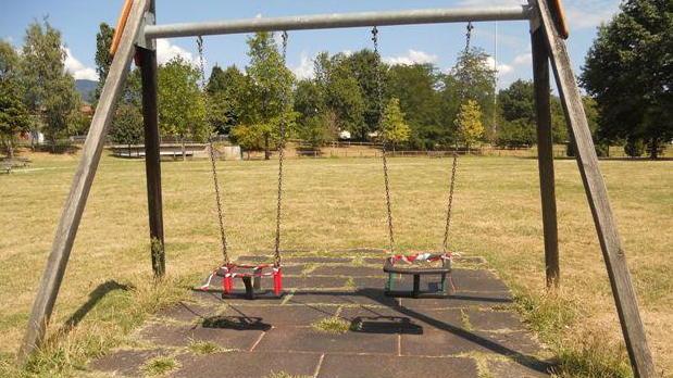 Danni ai giochi per bambini del Parco della Rana