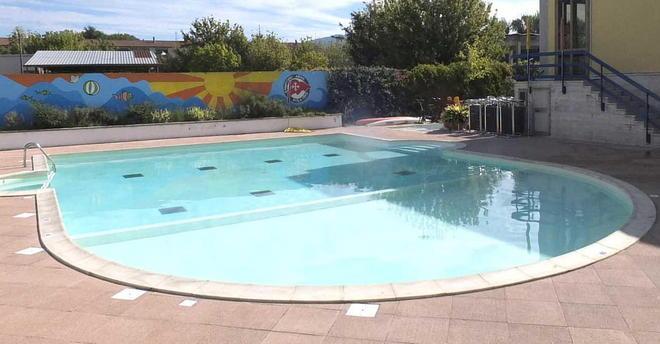 La morte nella piscina ripresa dalle telecamere 