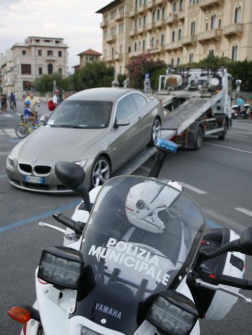 Trenta auto fatte rimuovere per il Carnevale estivo