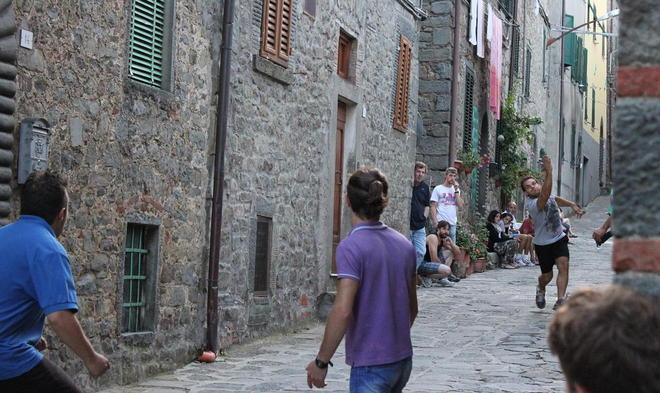 Un torneo di palla elastica nelle stradine di Pariana