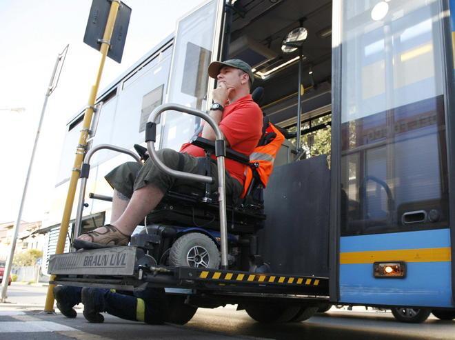 Disabile ancora bloccato per un’ora in piazza Mazzini