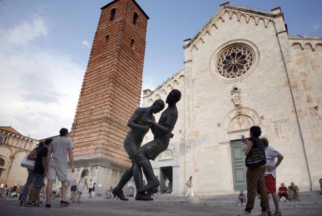 Attacchi alla statua della testata di Zidane «È diseducativa»