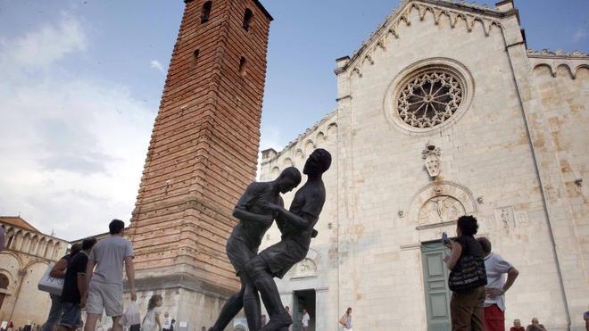 Attacchi alla statua della testata di Zidane «È diseducativa»