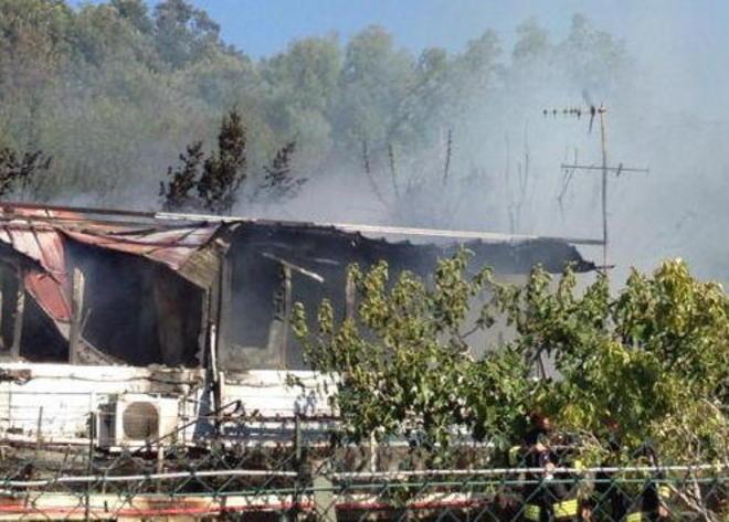 A fuoco una capanna in collina paura per alcune bombole di gas