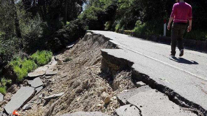 Via ai lavori sulla strada chiusa per frana
