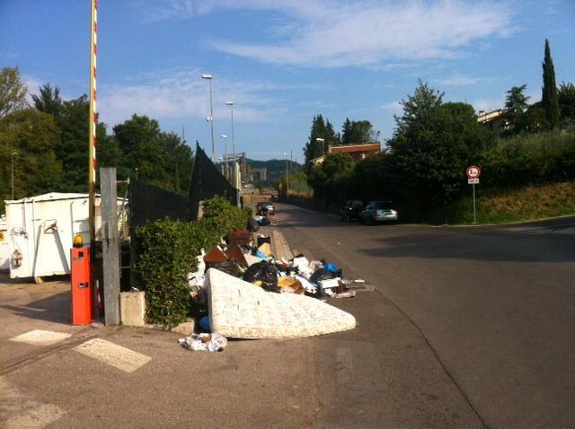 Montagna di rifiuti all’ingresso dell’isola ecologica di Vaiano 