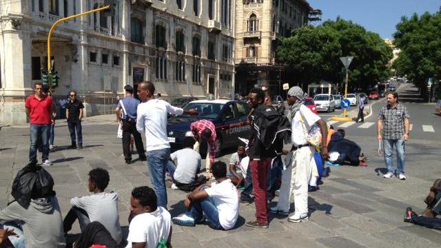 Cagliari, la protesta dei profughi: bloccata via Roma 