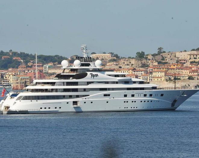 Isola d’Elba, attraccato il mega yacht “Topaz” 
