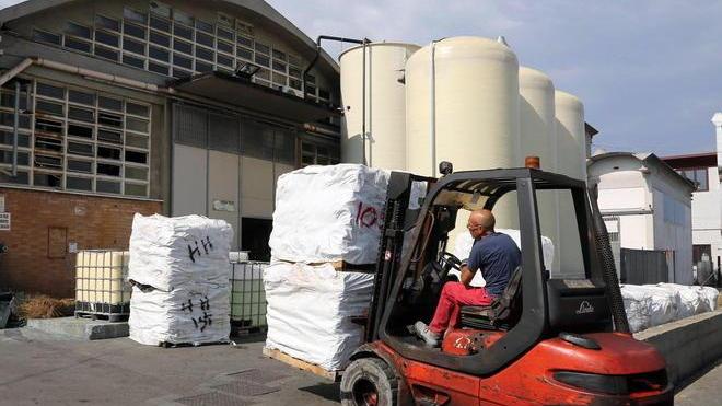 Colpo da 70mila euro in conceria, poi la banda ci ripensa
