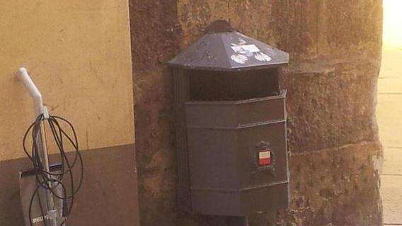 La busta trovata nel sacchetto è l’indizio del trasgressore