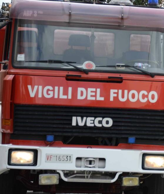 Capotta con l’auto e colpisce tre vetture 