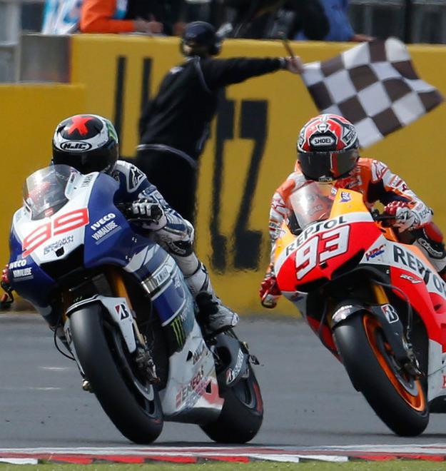 La spunta Lorenzo, ma Marquez fa paura anche mezzo rotto 
