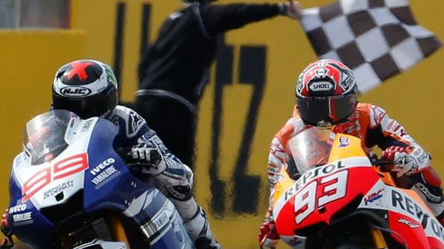 La spunta Lorenzo, ma Marquez fa paura anche mezzo rotto