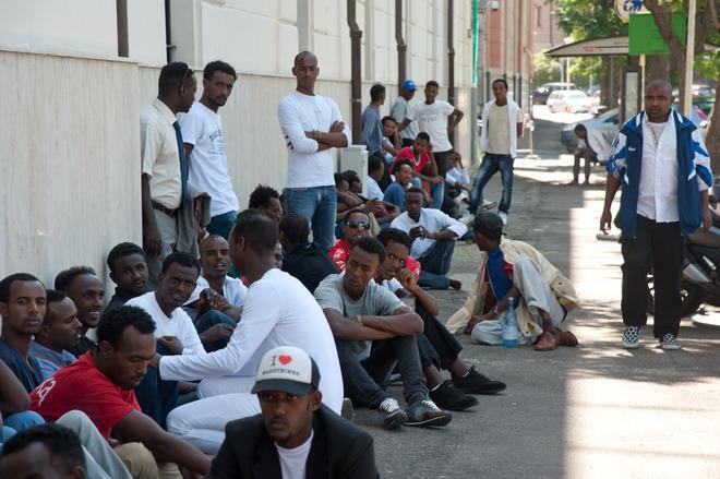 Sassari, somali ed eritrei con lo status di rifugiati protestano davanti alla prefettura