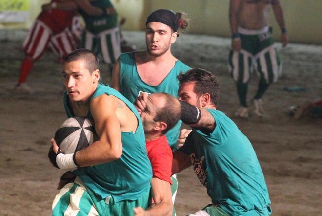 Palla Grossa a Prato, il primo scontro tra Verdi e Azzurri è su un calciante 