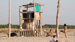 Spiaggia libera senza bagnini, il sindaco ci ripensa