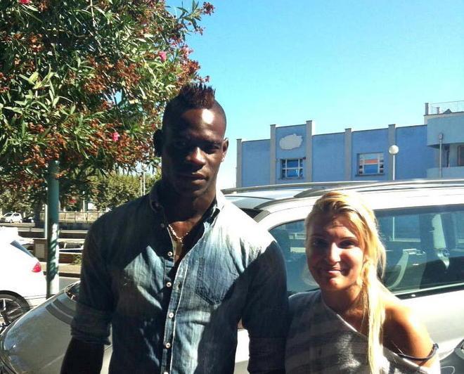 Balotelli in Passeggiata a Viareggio inseguito da ragazzine e tifosi 
